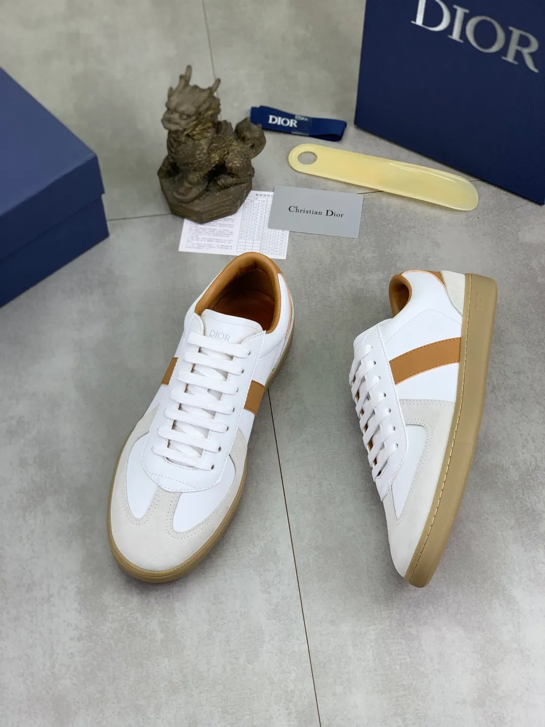 Men's shoes 💰P360 New Dior B01 moral training shoes, white first-layer cowhide, original molded outsole. New to the fall collection, this sneaker marks the return of a Dior classic, reinterpreted in a stylish and elegant silhouette. Crafted from white smooth first-grain cowhide with a tonal silk sheepskin lining, it features the Dior logo on the tongue and inner sides, and a CD icon on the heel. Paired with Tpu anti-slip soles of the same color, it can be matched with various styles to create a sophisticated look.  Code number: 38-44